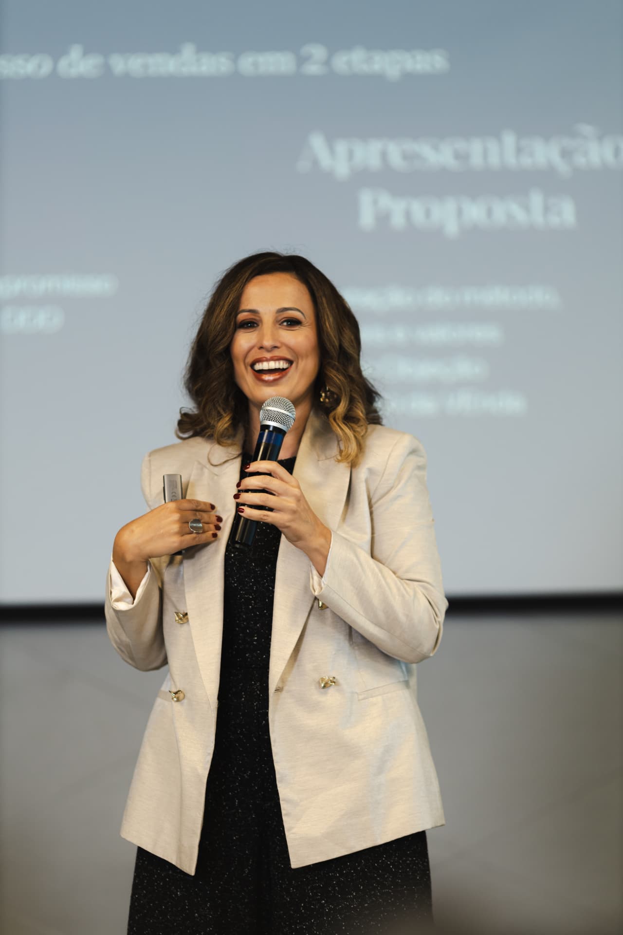 Mentora apresenta o planejamento estratégico durante o encontro presencial
