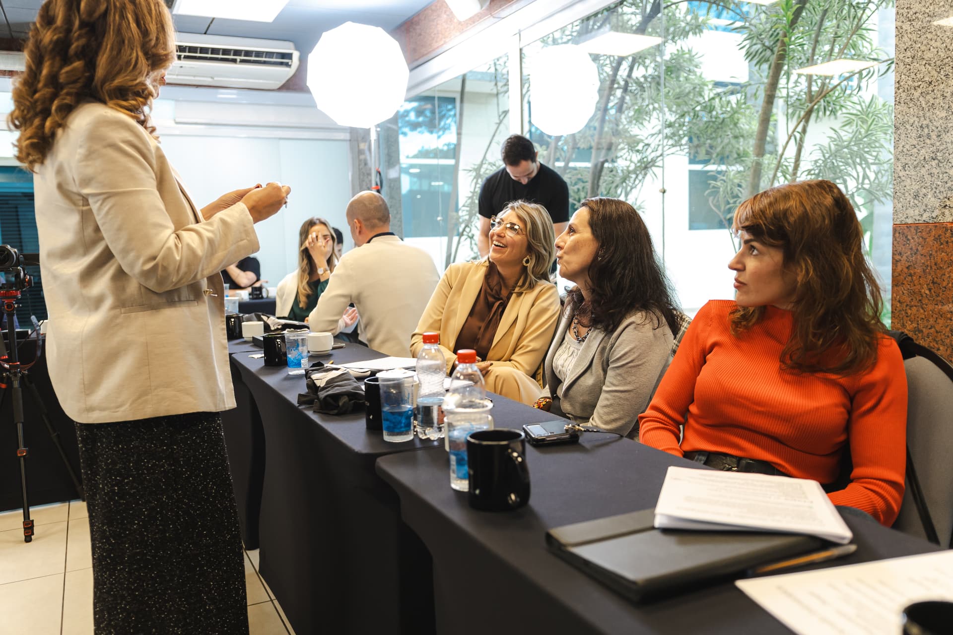 Mentora conversa com participantes durante uma atividade em sala