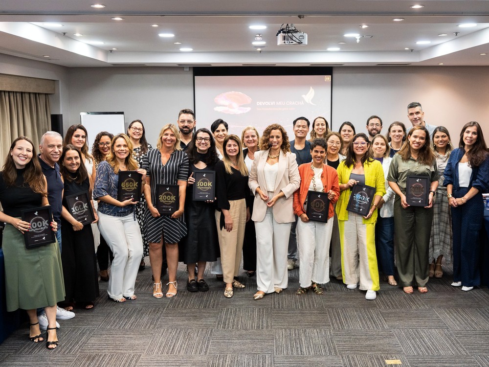 Grupo de participantes posando juntos para uma foto coletiva do encontro